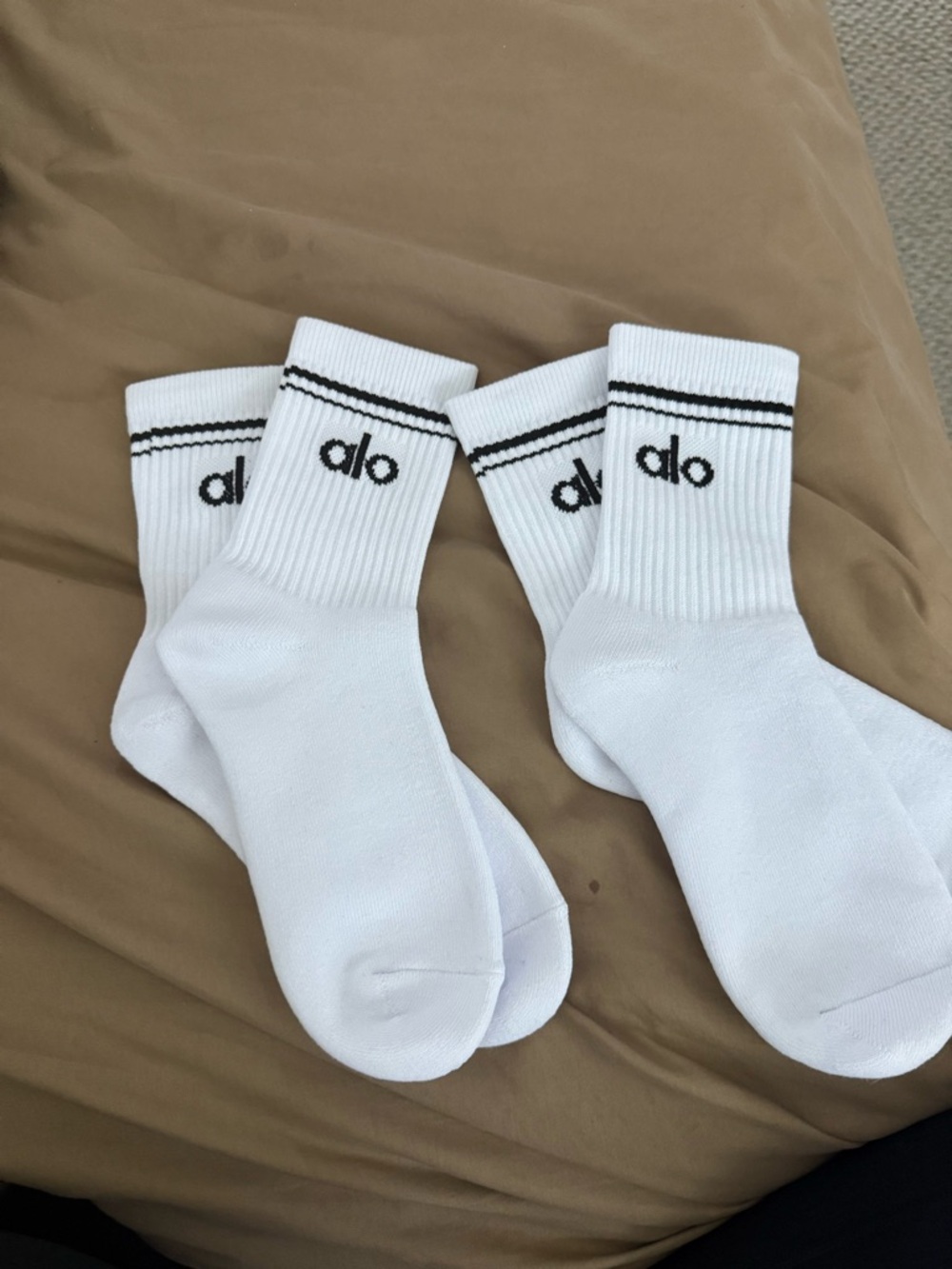 Alo yoga unisex throwback half crew white socks mindful movement medium nwot